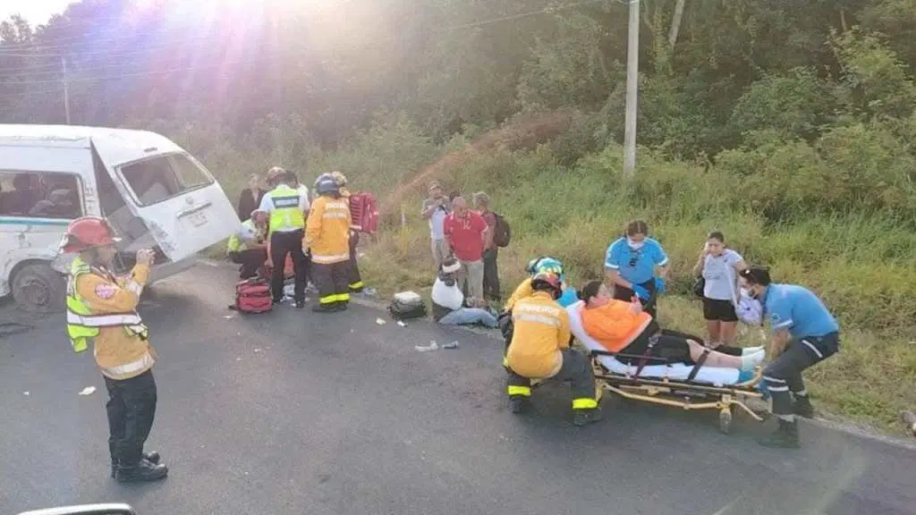 Lugar del accidente en el tramo Playa del Carmen-Puerto Morelos, donde una van volcó dejando 11 personas heridas.