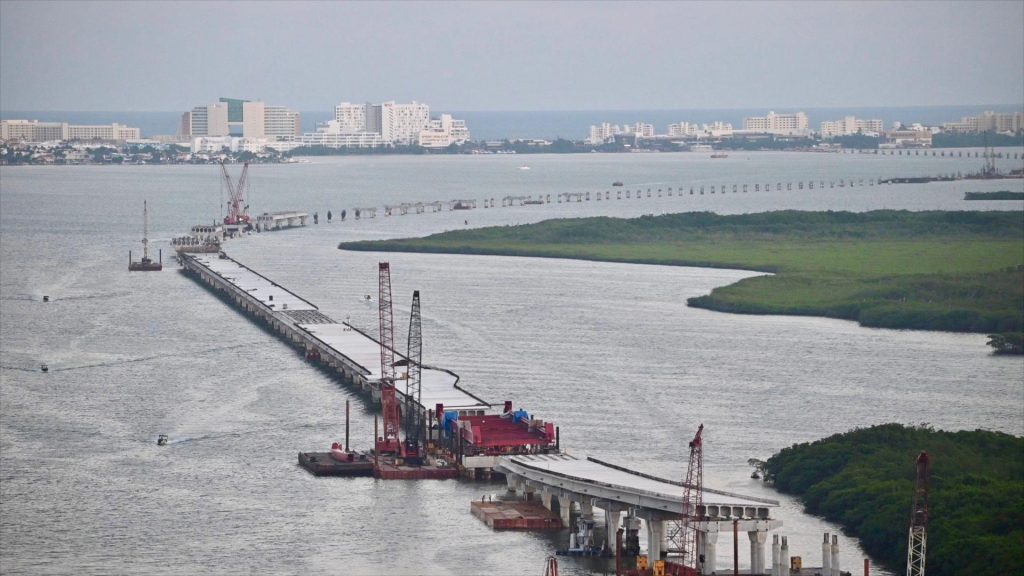 Puente Vehicular Nichupté en construcción