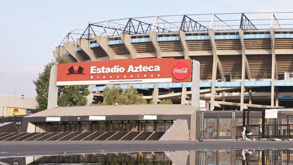 Vista panorámica del Estadio Azteca, que ahora será renombrado Estadio Banorte, con un enfoque en su renovada infraestructura en preparación para la Copa Mundial 2026.