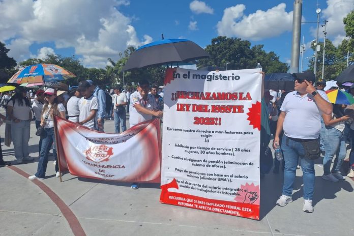 Maestros de Quintana Roo en marcha contra la reforma a la Ley del ISSSTE, exigiendo mejoras en sus derechos laborales.