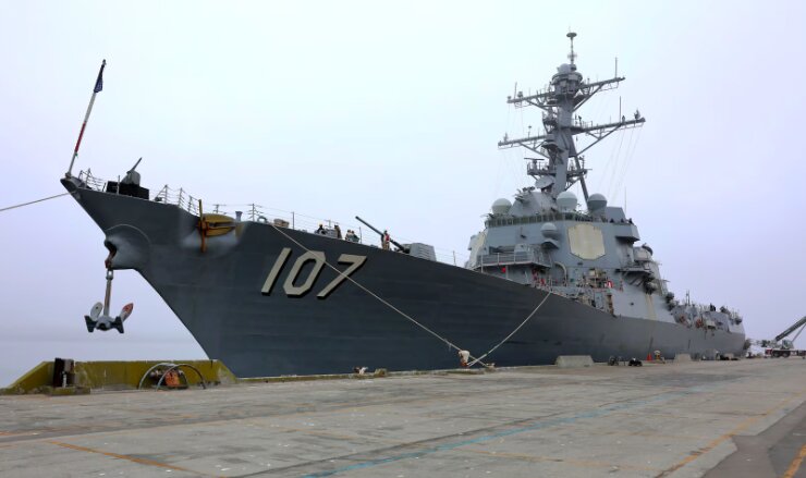 Imagen del destructor USS Gravely en aguas internacionales.