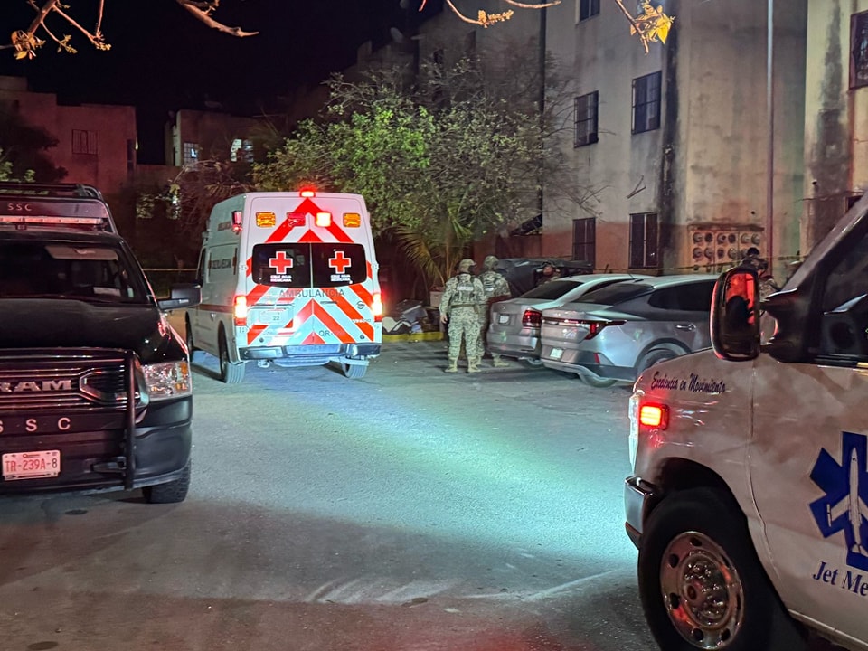 Policías resguardan la escena del crimen en fraccionamiento Paseos del Mar