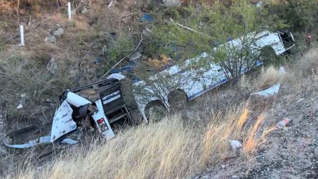 Fotografía que muestra el lugar del accidente de autobús en Oaxaca