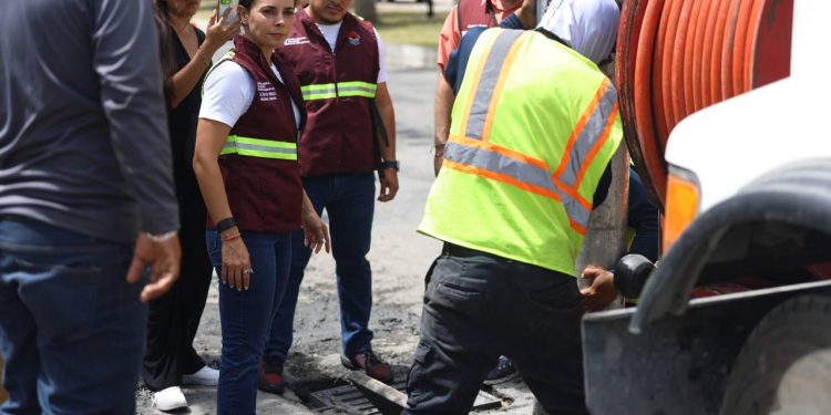 Ana Paty Peralta supervisó desazolve de pozos en Cancún