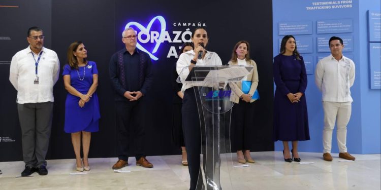 Inauguran la exposición “Destino: Libertad. La ruta de la trata de personas” en la Terminal 4 del Aeropuerto Internacional de Cancún