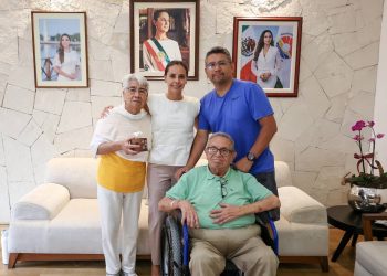 Ana Paty Peralta recibe a ciudadanos en la Jornada de Atención Ciudadana “¡Cancún Nos Une!” en el Palacio Municipal