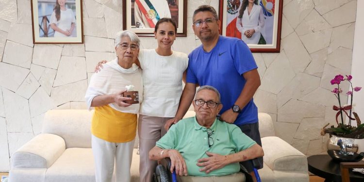 Ana Paty Peralta recibe a ciudadanos en la Jornada de Atención Ciudadana “¡Cancún Nos Une!” en el Palacio Municipal