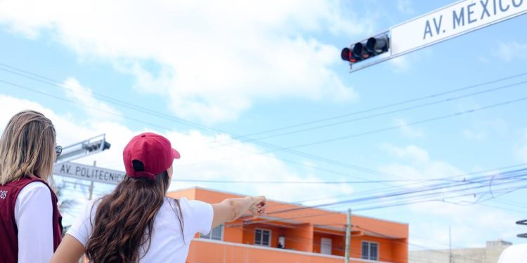 Ana Paty Peralta, supervisó el funcionamiento del nuevo cruce semaforizado ubicado en Av. Politécnico con Av. México