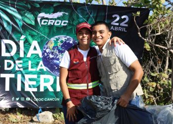 Limpian zona del manglar frente a Playa Delfines en Cancún