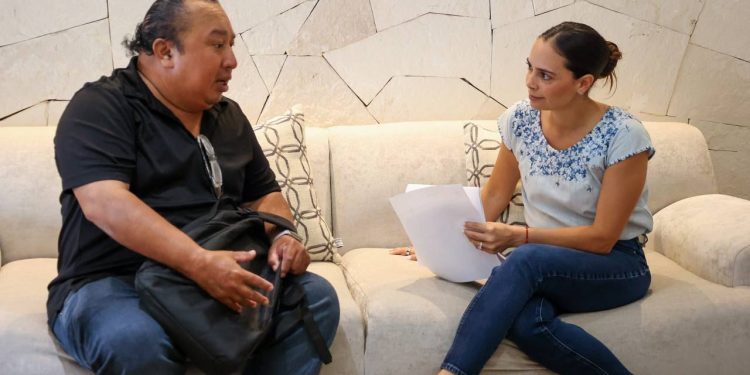 Ana Paty Peralta atiende a ciudadanos en la Jornada de Atención Ciudadana “Cancún nos Une”