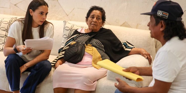Ana Paty Peralta, atiende a cancunenses en la Jornada de Atención Ciudadana “Cancún nos une” en el Palacio Municipal
