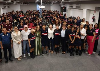 Ana Paty Peralta, participó en el “Foro para la Prevención de las Violencias” en el Colegio Boston