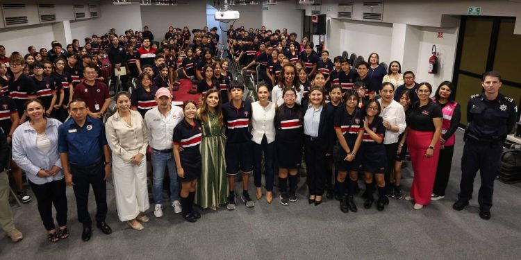 Ana Paty Peralta, participó en el “Foro para la Prevención de las Violencias” en el Colegio Boston