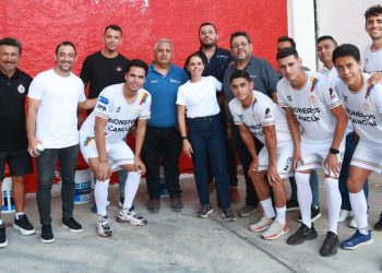 Ana Paty Peralta realiza jornada de mantenimiento y pintura en el Estadio Cancún 86