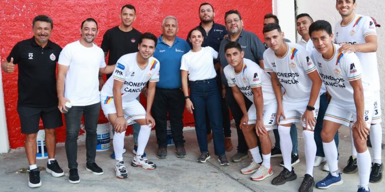 Ana Paty Peralta realiza jornada de mantenimiento y pintura en el Estadio Cancún 86