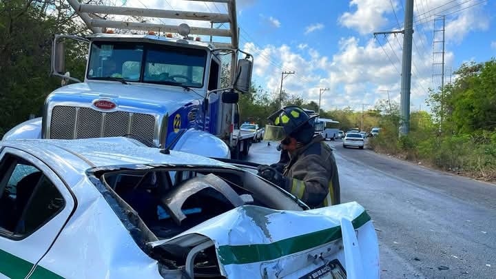Fatal choque entre un taxi y un tráiler en el Periférico de Cancún