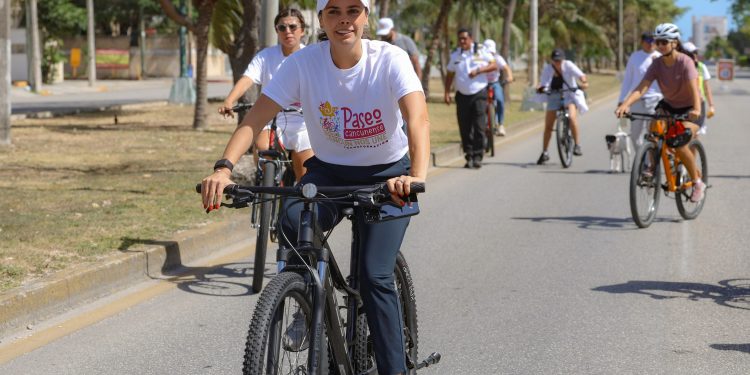 Ana Paty Peralta encabeza Paseo Cancunense con gran participación ciudadana