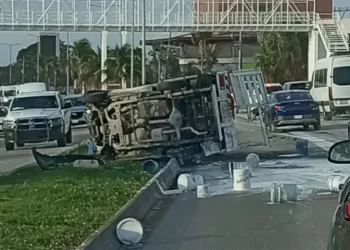 Accidente en el Boulevard Colosio en Cancún: volcadura y carambola provocan caos vial