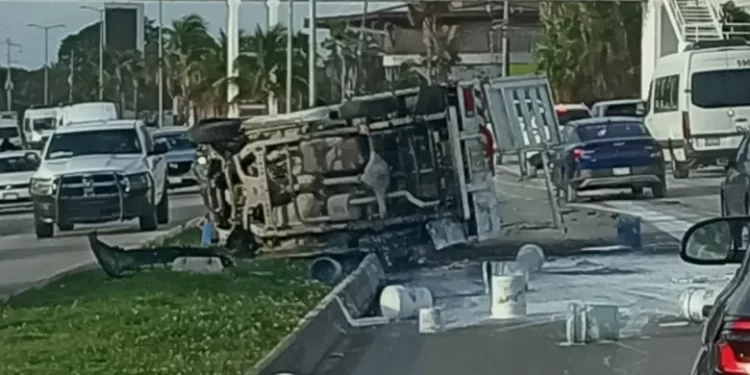 Accidente en el Boulevard Colosio en Cancún: volcadura y carambola provocan caos vial