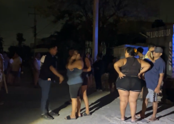 Vecinos de la Región 227 de Cancún bloquean calles exigiendo solución a un apagón de más de 12 horas.