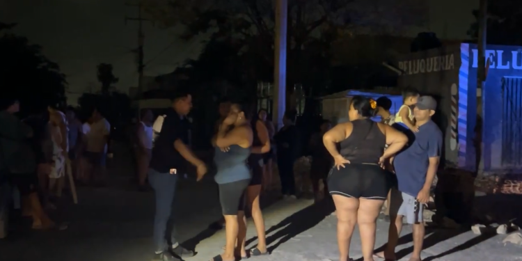 Vecinos de la Región 227 de Cancún bloquean calles exigiendo solución a un apagón de más de 12 horas.