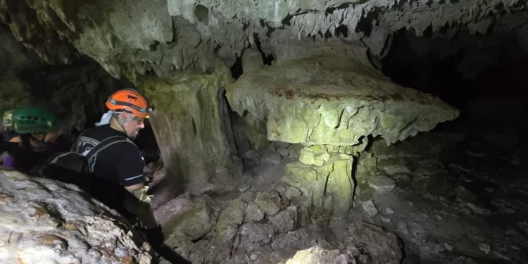 Descubren pieza prehispánica en cuevas del Tren Maya