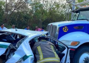 Fatal choque entre un taxi y un tráiler en el Periférico de Cancún