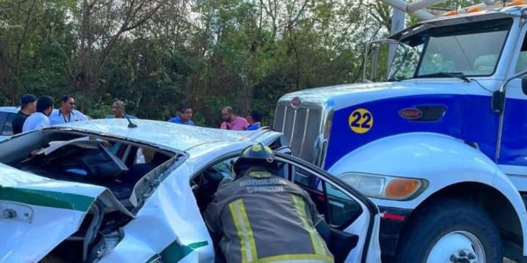 Fatal choque entre un taxi y un tráiler en el Periférico de Cancún