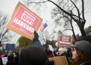 Harvard bajo amenaza: Trump arremete contra sus fondos y exención fiscal