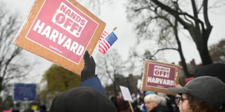 Harvard bajo amenaza: Trump arremete contra sus fondos y exención fiscal