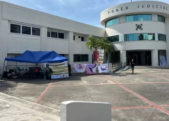 Madres Buscadoras de Quintana Roo protestan frente al Poder Judicial en Cancún, exigiendo justicia para menores víctimas de violencia vicaria.