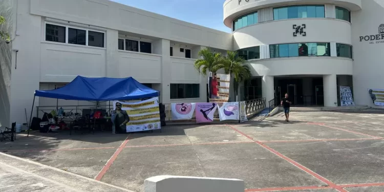 Madres Buscadoras de Quintana Roo protestan frente al Poder Judicial en Cancún, exigiendo justicia para menores víctimas de violencia vicaria.