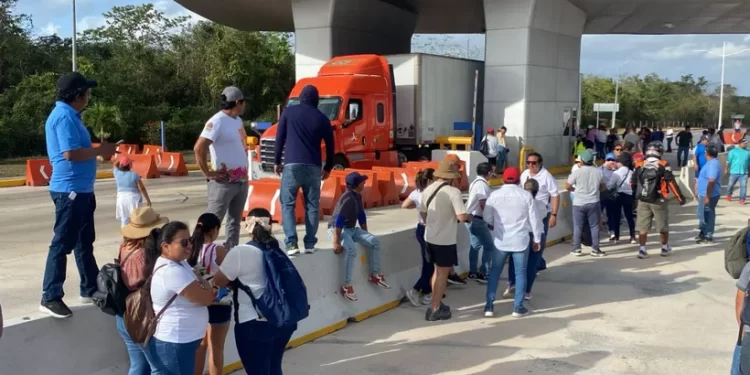 Maestros toman la caseta Cancún-Mérida: Exigen justicia laboral