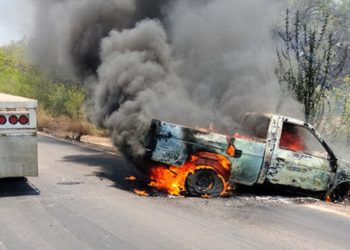 Narcobloqueos en Michoacán y Guanajuato dejan caos y muerte
