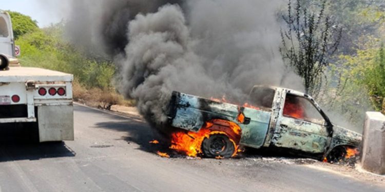Narcobloqueos en Michoacán y Guanajuato dejan caos y muerte