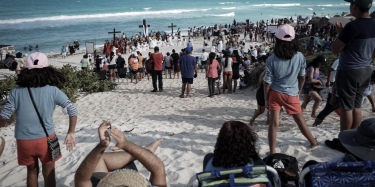 Todo sobre el Viacrucis de Playa Delfines Cancún 2025 Así se vivirá el Viacrucis de Playa