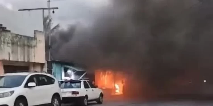 Tragedia en Cancún: incendio arrasa vivienda en región 101