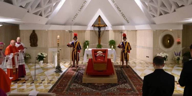Trasladan el féretro del papa Francisco a la Basílica de San Pedro