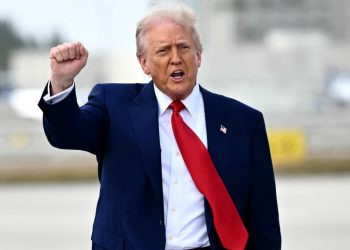 Imagen que ilustra la amenaza de Donald Trump a China con el aumento de aranceles comerciales al 50%, resaltando el impacto de esta decisión en la economía global.