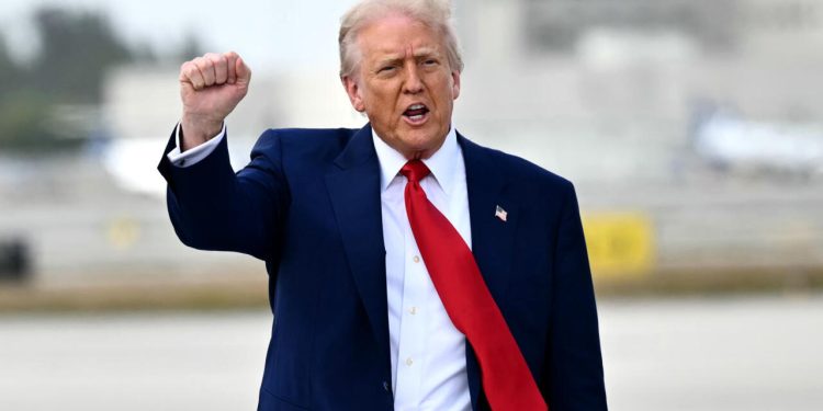 Imagen que ilustra la amenaza de Donald Trump a China con el aumento de aranceles comerciales al 50%, resaltando el impacto de esta decisión en la economía global.