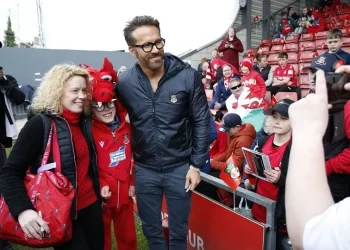 Wrexham, equipo de los actores Ryan Reynolds y Rob McElhenney, roza su tercer ascenso consecutivo en el futbol inglés