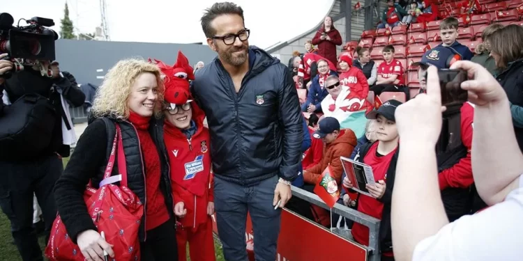 Wrexham, equipo de los actores Ryan Reynolds y Rob McElhenney, roza su tercer ascenso consecutivo en el futbol inglés