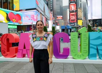Ana Paty Peralta inaugura letrero de Cancún en Nueva York