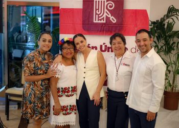 Ana Paty Peralta entrega credenciales y certificados a artesanas, artesanos y emprendedores en Cancún