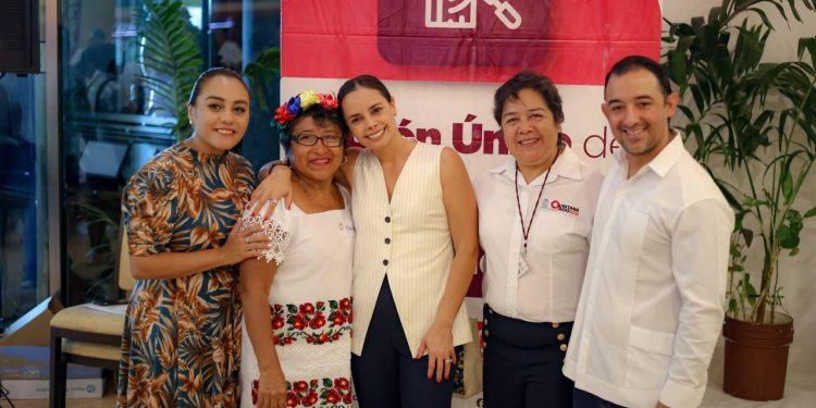 Ana Paty Peralta entrega credenciales y certificados a artesanas, artesanos y emprendedores en Cancún