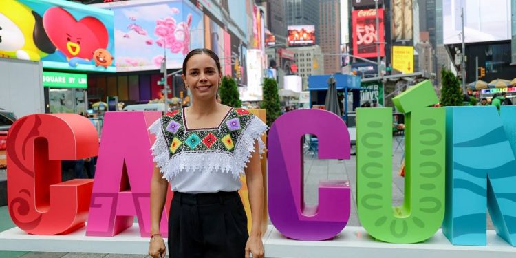 Ana Paty Peralta inaugura letrero de Cancún en Nueva York