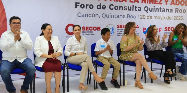 Escucha Ana Paty Peralta propuestas de niños y adolescentes