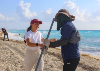 Ana Paty Peralta mantiene playas públicas libres de sargazo en Cancún