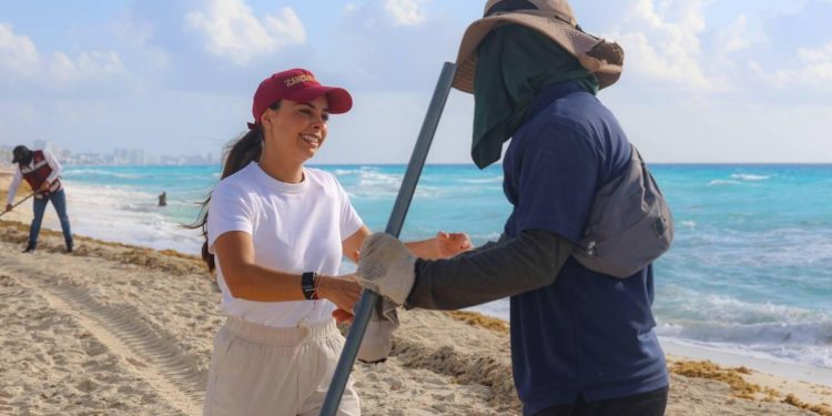 Ana Paty Peralta mantiene playas públicas libres de sargazo en Cancún
