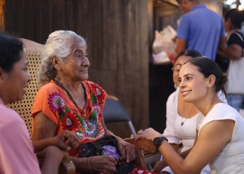 Ana Paty Peralta, visitó la nueva sucursal de la Panadería Chiapas